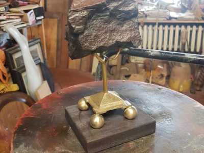 Spostandoci su �un altro pianeta� troviamo il gioiello di Niko: un meteorite di circa mezzo chilo poggiato su un piedistallo dorato con base piramidale. � Condrite e proviene dal Sahara